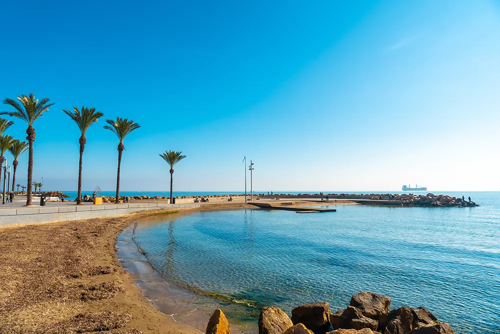 Vista panorámica de Torrevieja con sus playas y edificios modernos